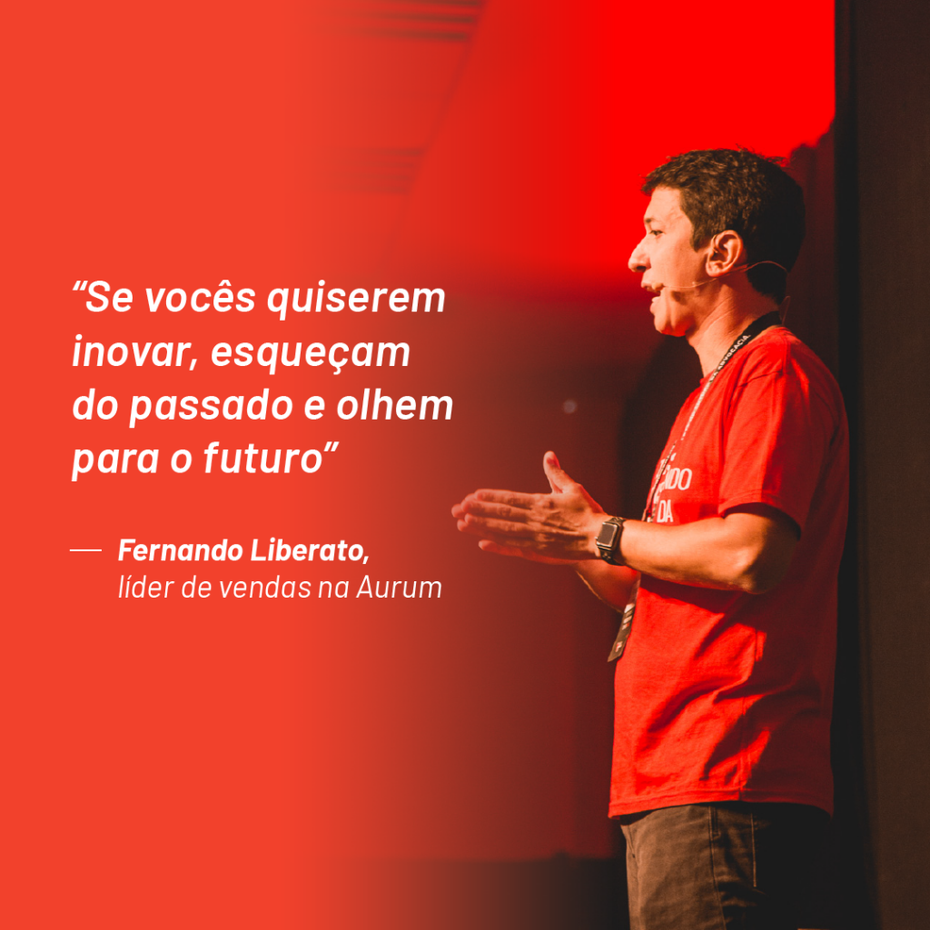 Foto de Fernando LIberato no paco do Aurum Summit 2019 com a frase: “se vocês quiserem inovar, esqueçam do passado e olhem para o futuro”