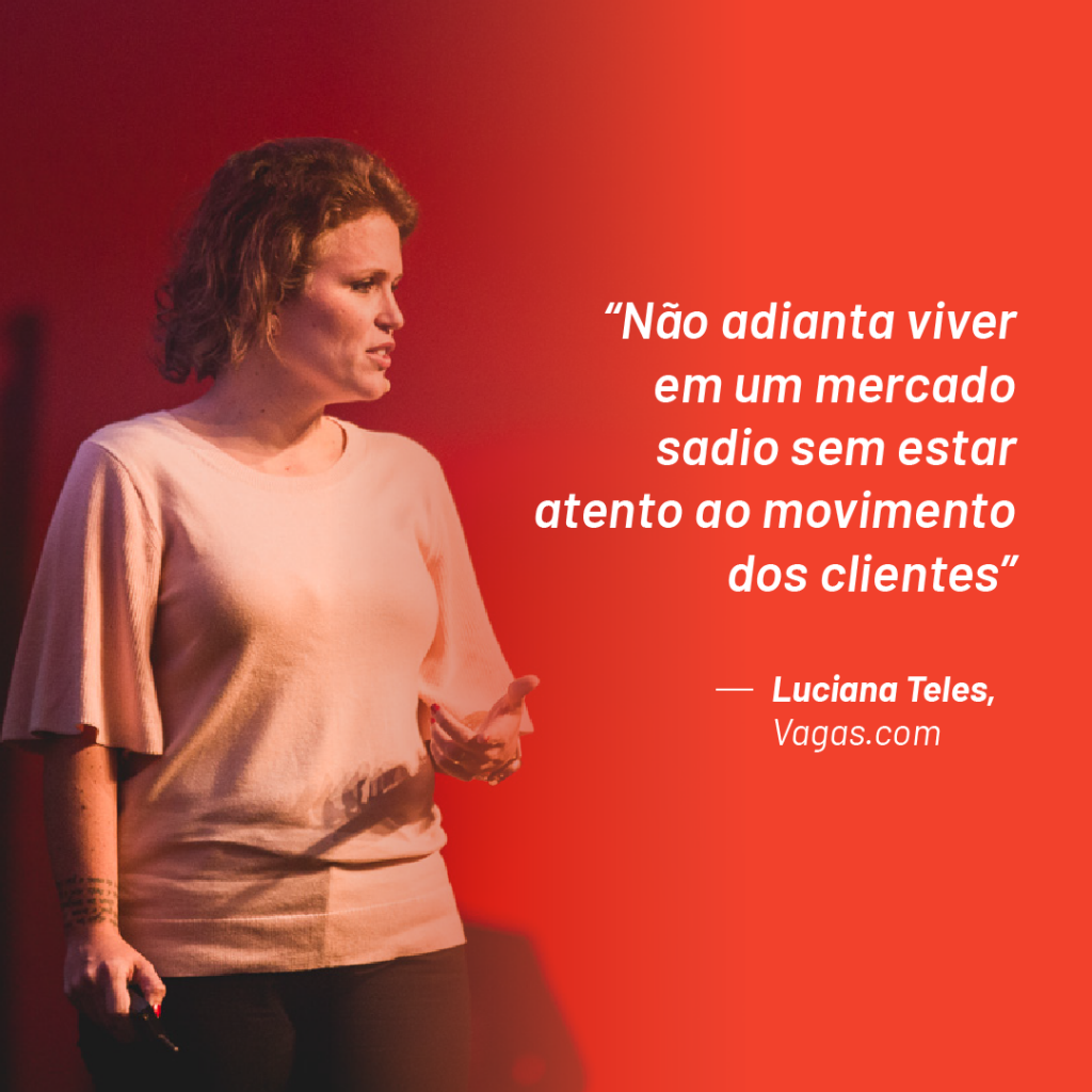 Foto de Luciana Teles no palco do Aurum Summit 2019 com a seguinte citação que ela fez durante o evento: “Não adianta viver em um mercado sadio sem estar atento ao movimento dos clientes”