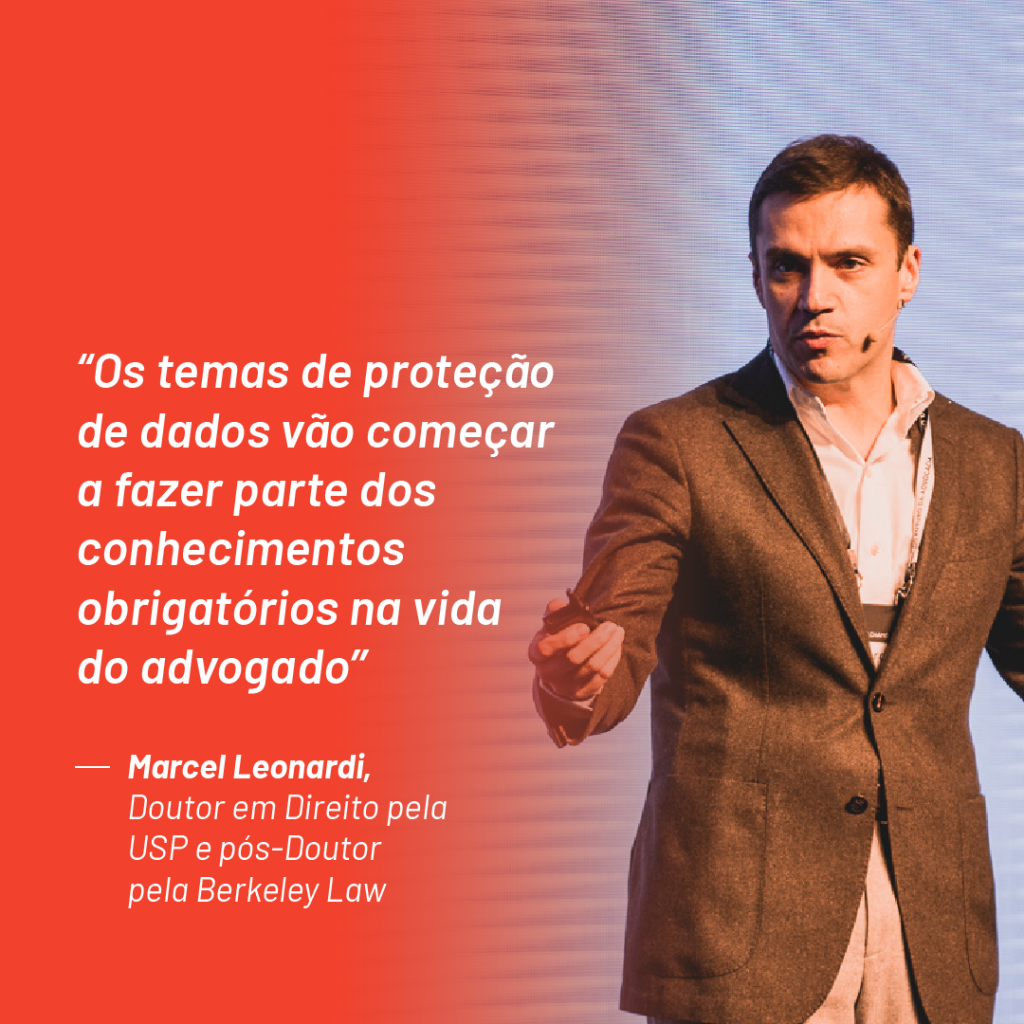 Foto de Marcel Leonardi no palco do Aurum Summit 2019 com a seguinte citação que ele fez durante o evento: ''Os temas de proteção de dados vão começar a fazer parte dos conhecimentos obrigatórios na vida do advogado''