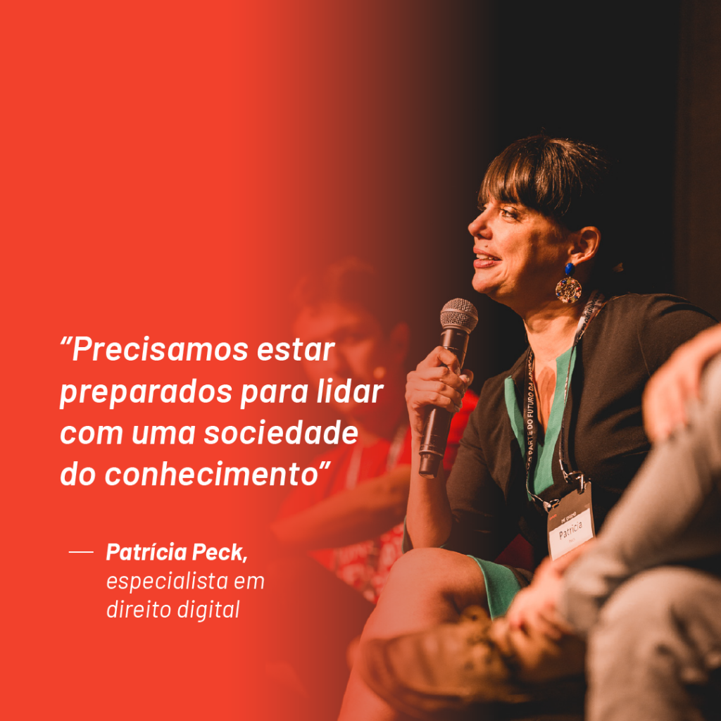 Foto de Patrícia Peck no palco do Aurum Summit 2019 com a seguinte citação que ela fez durante o evento: “Precisamos estar preparados para lidar com uma sociedade do conhecimento”