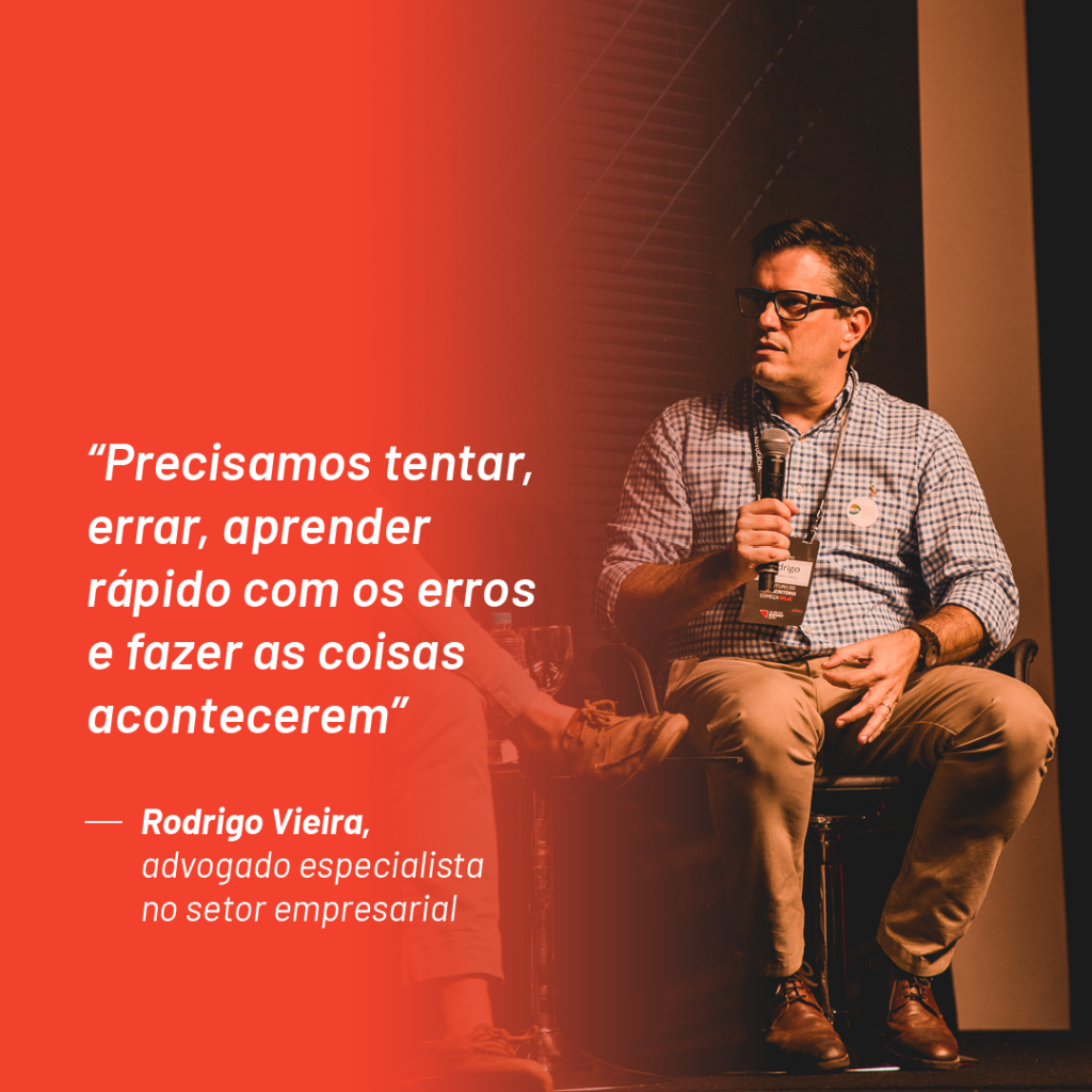 Foto de Rodrigo Vieira no palco do Aurum Summit 2019 com a seguinte citação que ele fez durante o evento: “Precisamos tentar, errar, aprender rápido com os erros e fazer as coisas acontecerem”
