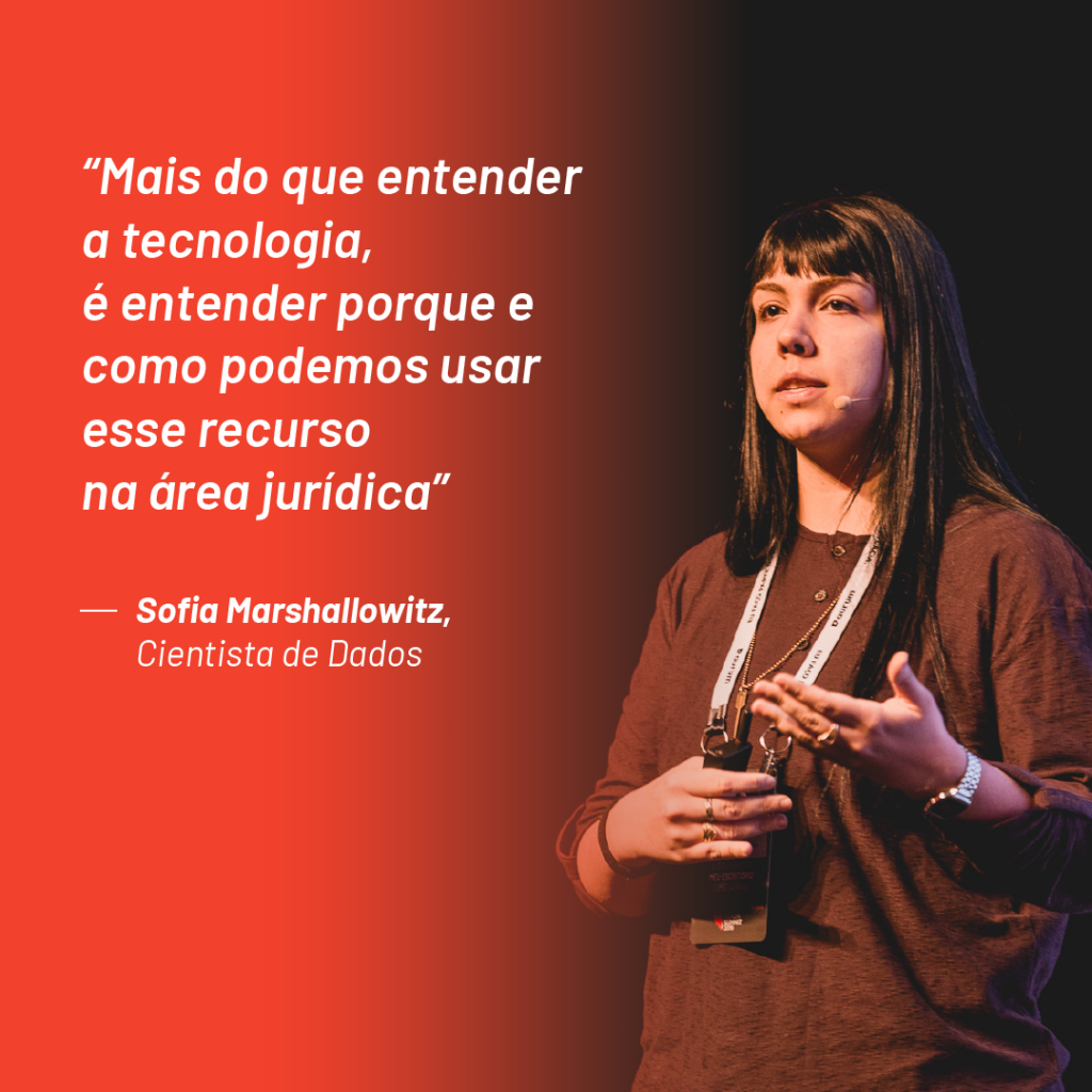 Foto de Sofia Marshallowitz no palco do Aurum Summit 2019 com a seguinte citação que ela fez durante o evento: “Mais do que entender a tecnologia, é entender porque e como podemos usar esse recurso na área jurídica”