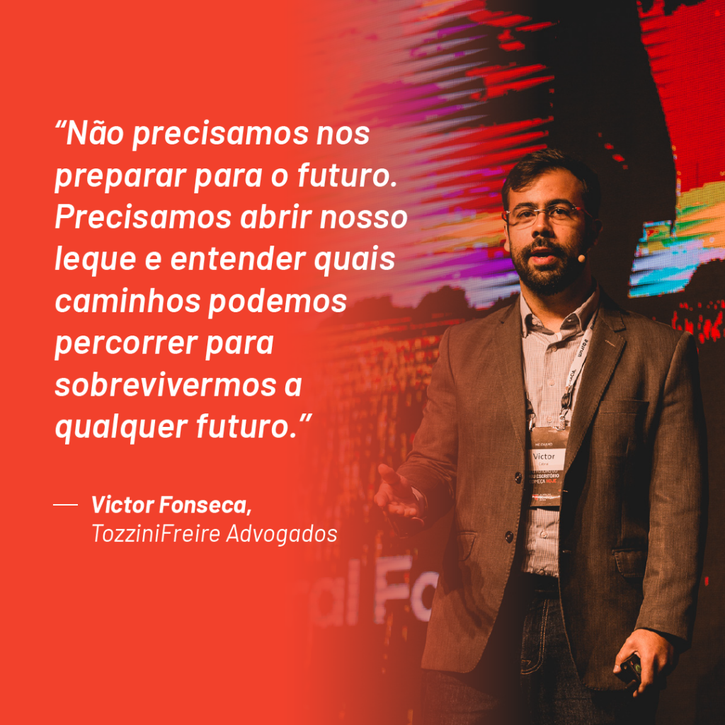 Foto de Victor Fonseca no palco do Aurum Summit 2019 com a seguinte citação que ele fez durante o evento: “Não precisamos nos preparar para o futuro. Precisamos abrir nosso leque e entender quais caminhos podemos percorrer para sobrevivermos a qualquer futuro” 